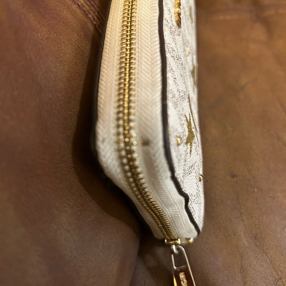 Michael Kors Illustrations Gold Stars Continental Travel Wallet Signature - Picture 10 of 15